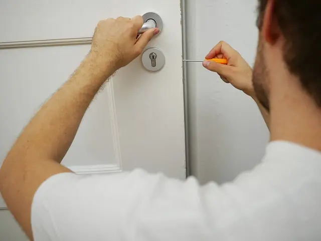 Comment éviter les arnaques avec un serrurier rapide à Paris